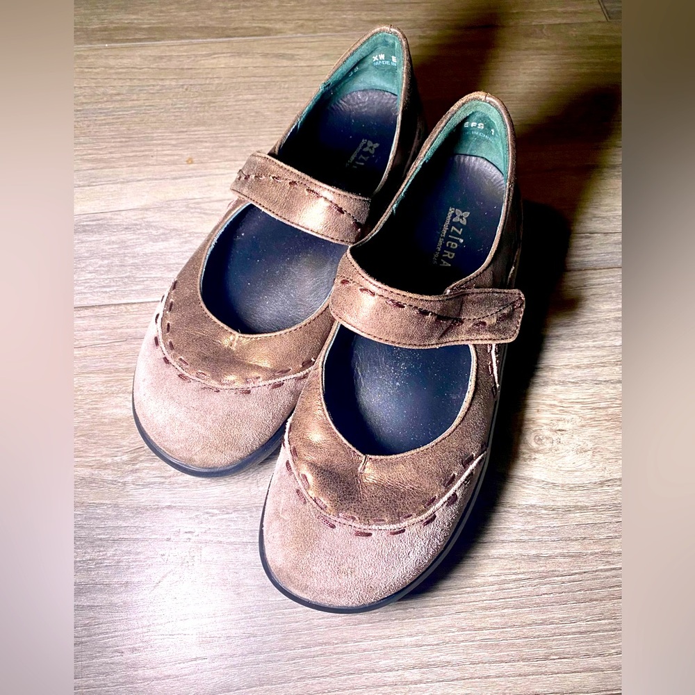 EUC ZIERA Gummibear Mary Jane Brown with Metallic Accent Size 38